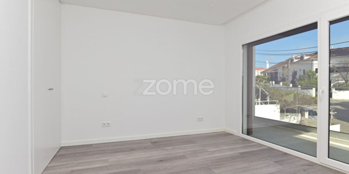 Luxury 4-Bedroom Villa with Pool – Costa da Caparica (11)