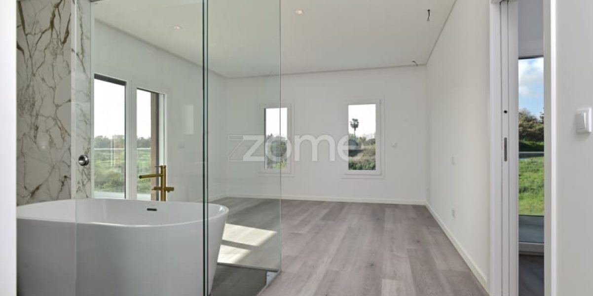Luxury 4-Bedroom Villa with Pool – Costa da Caparica (12)