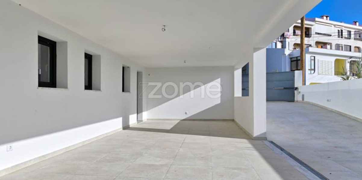 Luxury 4-Bedroom Villa with Pool – Costa da Caparica (16)