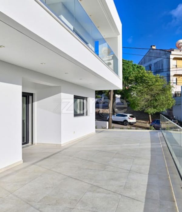 Luxury 4-Bedroom Villa with Pool – Costa da Caparica (18)