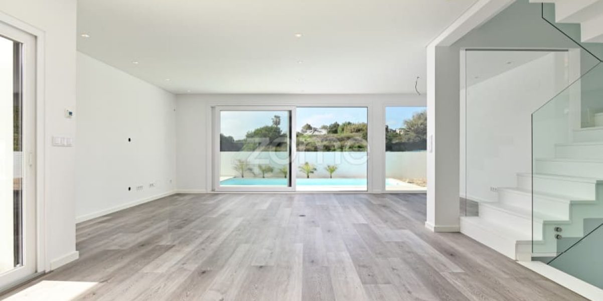 Luxury 4-Bedroom Villa with Pool – Costa da Caparica (2)