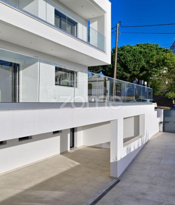 Luxury 4-Bedroom Villa with Pool – Costa da Caparica (20)