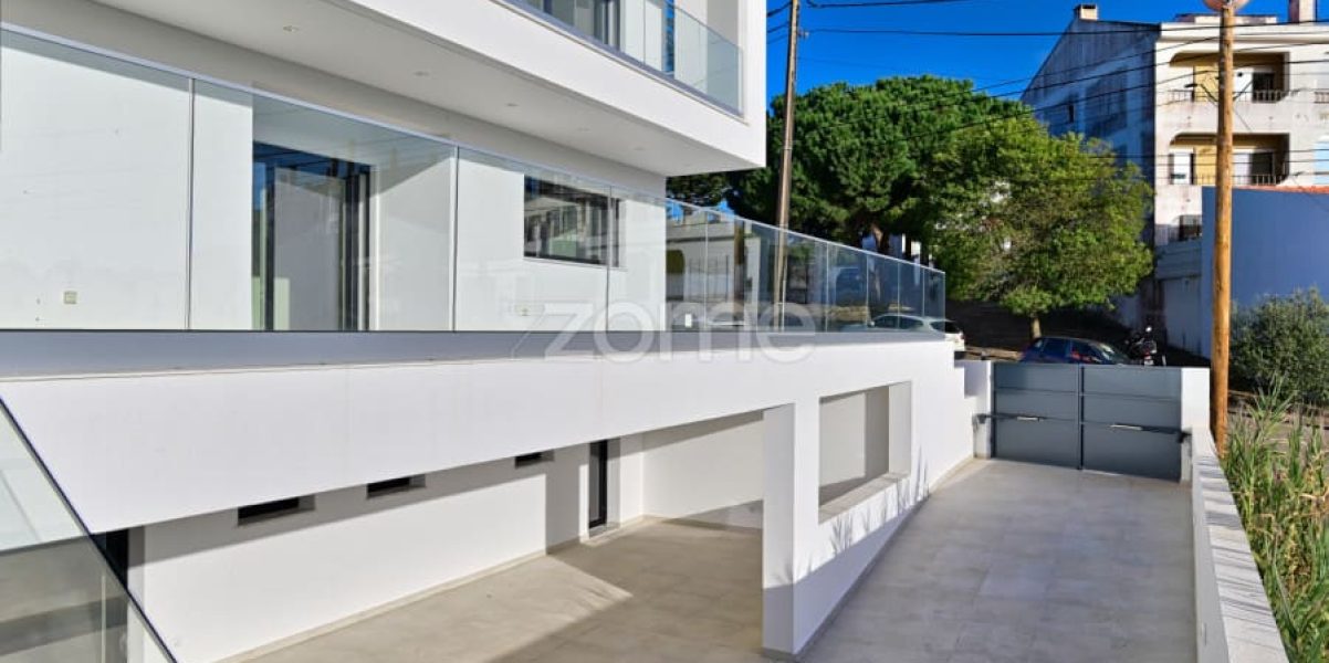 Luxury 4-Bedroom Villa with Pool – Costa da Caparica (20)