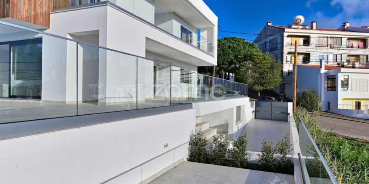 Luxury 4-Bedroom Villa with Pool – Costa da Caparica (22)
