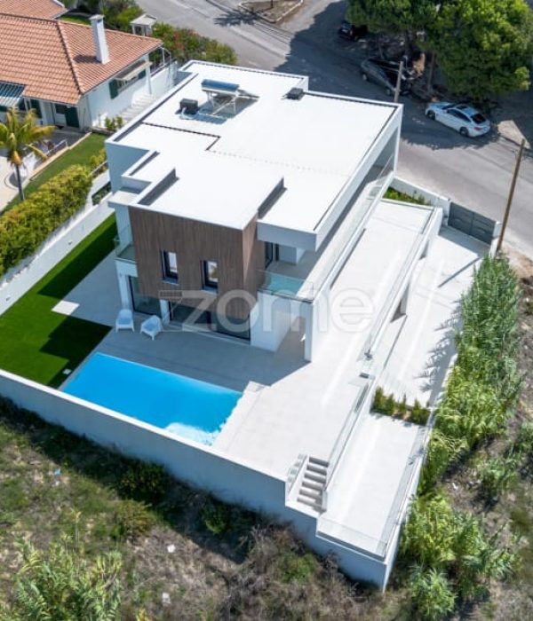 Luxury 4-Bedroom Villa with Pool – Costa da Caparica (26)