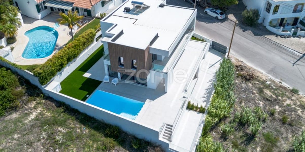 Luxury 4-Bedroom Villa with Pool – Costa da Caparica (27)