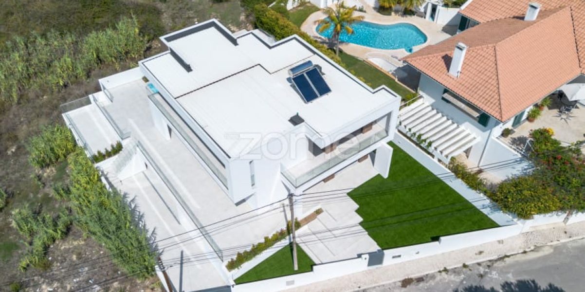 Luxury 4-Bedroom Villa with Pool – Costa da Caparica (28)