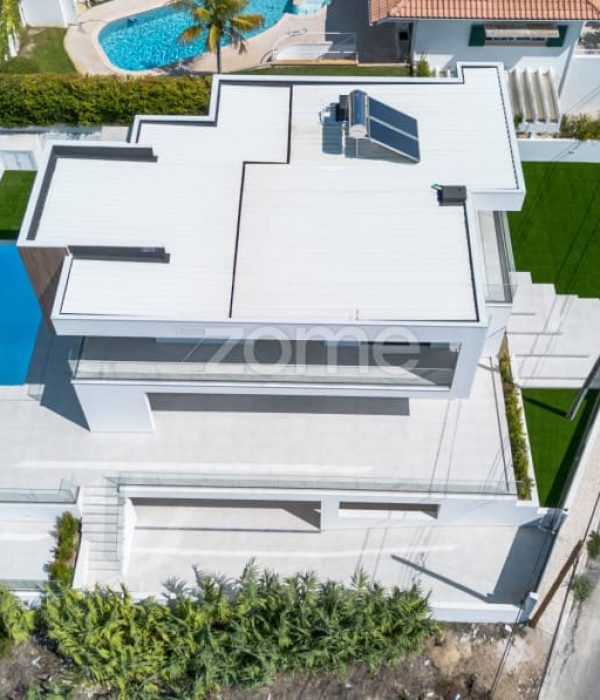 Luxury 4-Bedroom Villa with Pool – Costa da Caparica (29)
