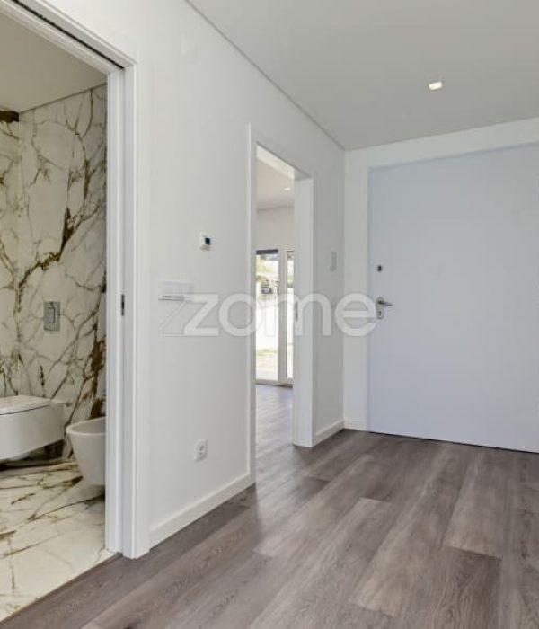 Luxury 4-Bedroom Villa with Pool – Costa da Caparica (31)