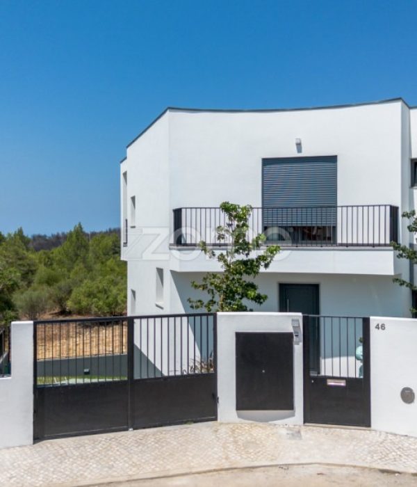 Moradia T4 com Piscina e Jardim no Zambujeiro – Alcabideche (13)