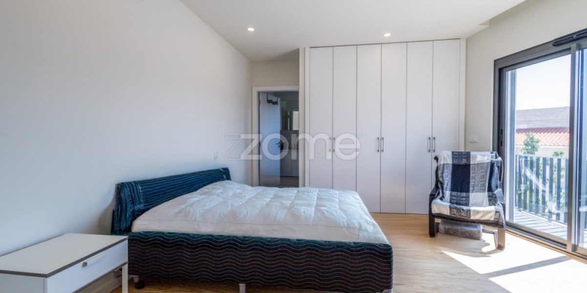 Moradia T4 com Piscina e Jardim no Zambujeiro – Alcabideche (15)
