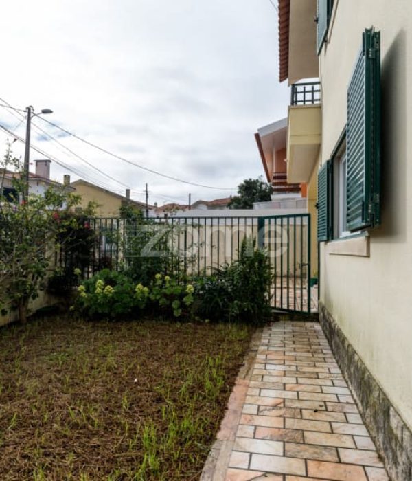 Moradia T4 isolada inserida num lote de 411 m², Parede - Murtal (10)