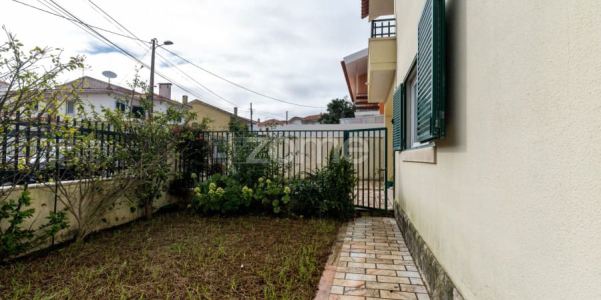 Moradia T4 isolada inserida num lote de 411 m², Parede - Murtal (10)