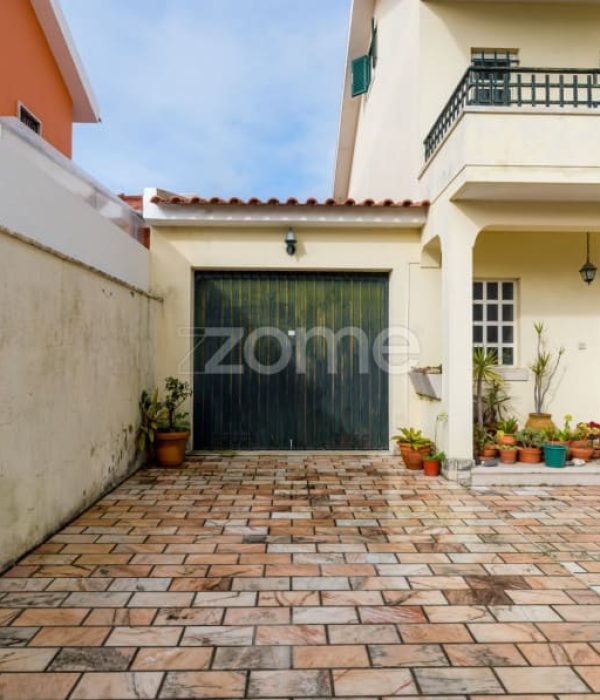 Moradia T4 isolada inserida num lote de 411 m², Parede - Murtal (11)