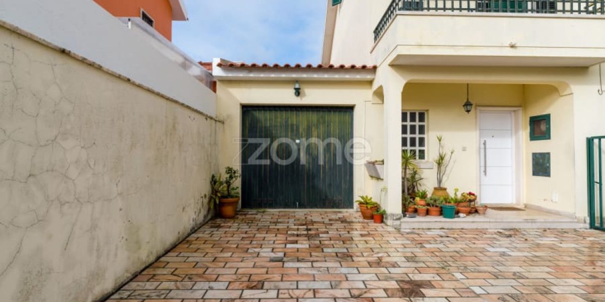 Moradia T4 isolada inserida num lote de 411 m², Parede - Murtal (11)