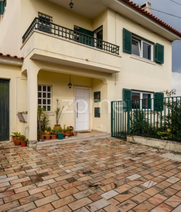 Moradia T4 isolada inserida num lote de 411 m², Parede - Murtal (12)