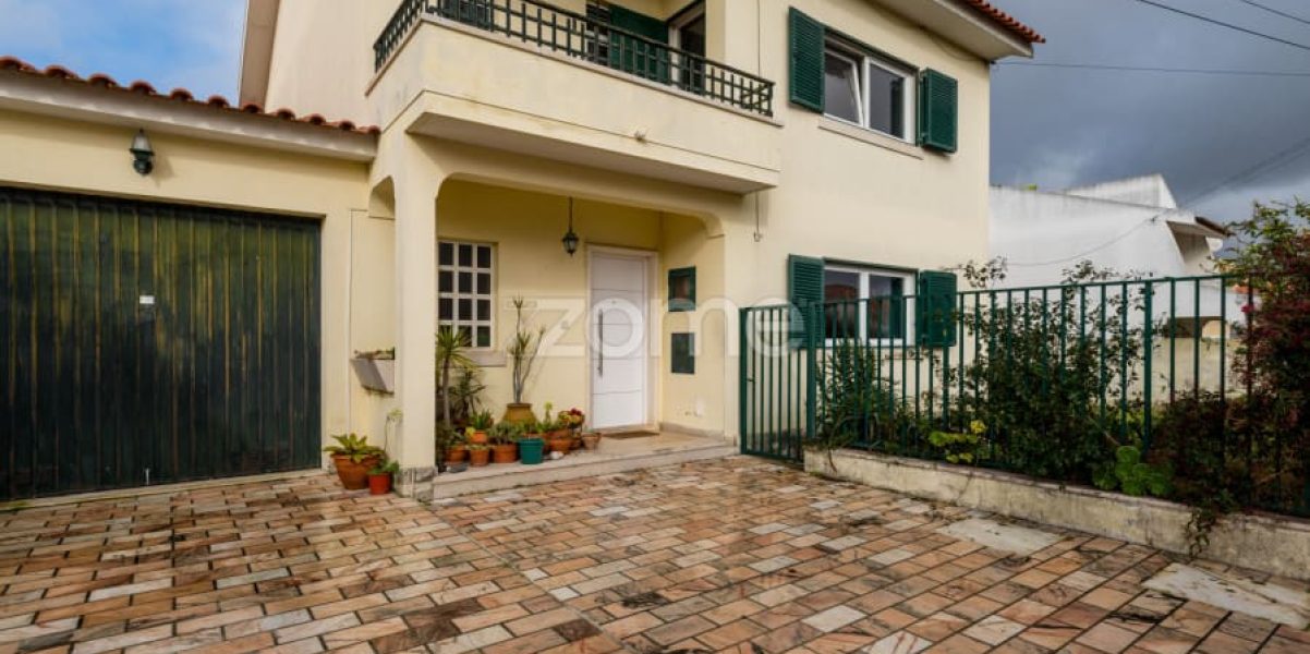 Moradia T4 isolada inserida num lote de 411 m², Parede - Murtal (12)