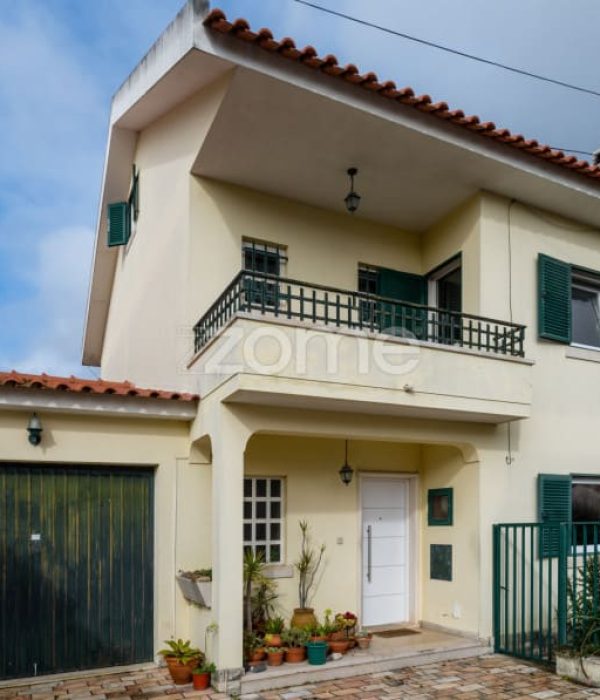 Moradia T4 isolada inserida num lote de 411 m², Parede - Murtal (13)