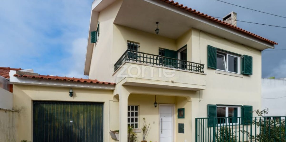 Moradia T4 isolada inserida num lote de 411 m², Parede - Murtal (13)