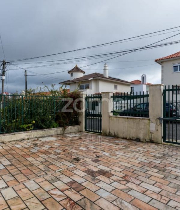 Moradia T4 isolada inserida num lote de 411 m², Parede - Murtal (14)