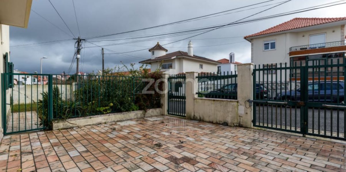 Moradia T4 isolada inserida num lote de 411 m², Parede - Murtal (14)