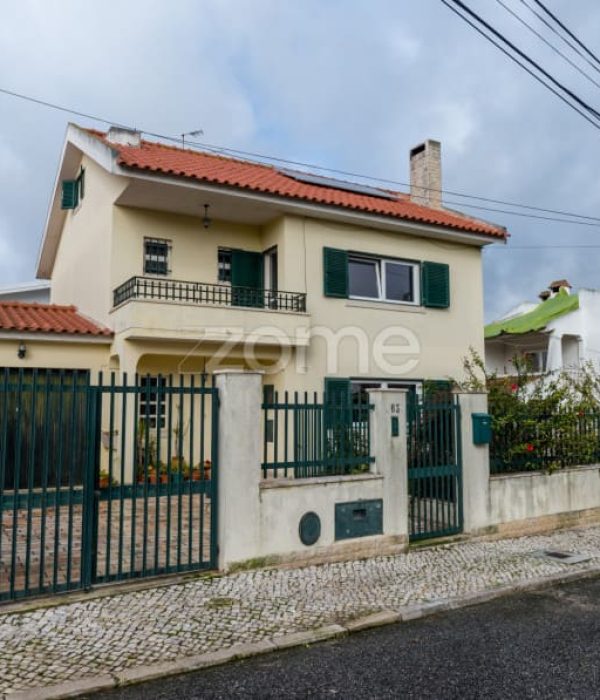 Moradia T4 isolada inserida num lote de 411 m², Parede - Murtal (15)