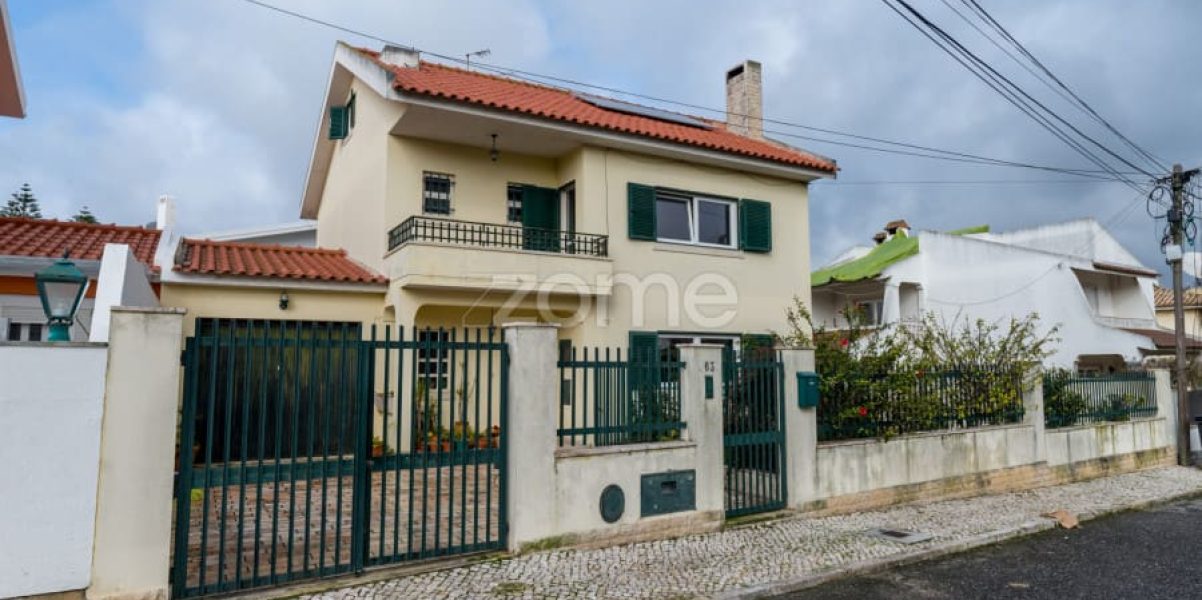 Moradia T4 isolada inserida num lote de 411 m², Parede - Murtal (15)