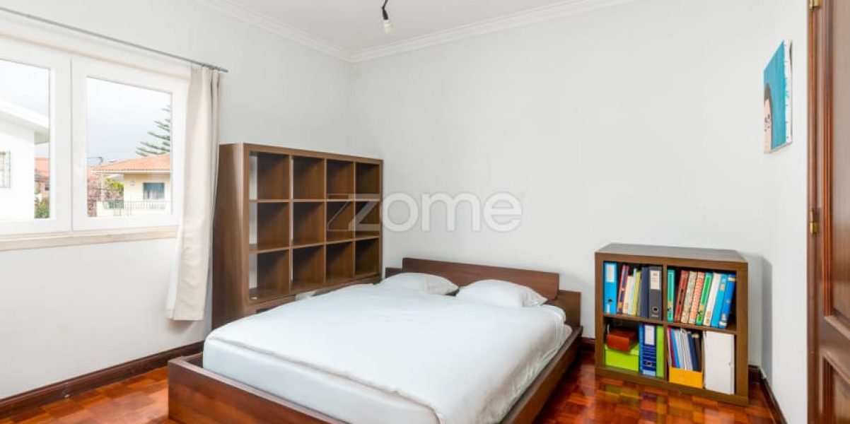 Moradia T4 isolada inserida num lote de 411 m², Parede - Murtal (16)