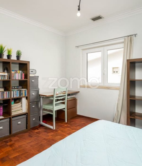 Moradia T4 isolada inserida num lote de 411 m², Parede - Murtal (17)