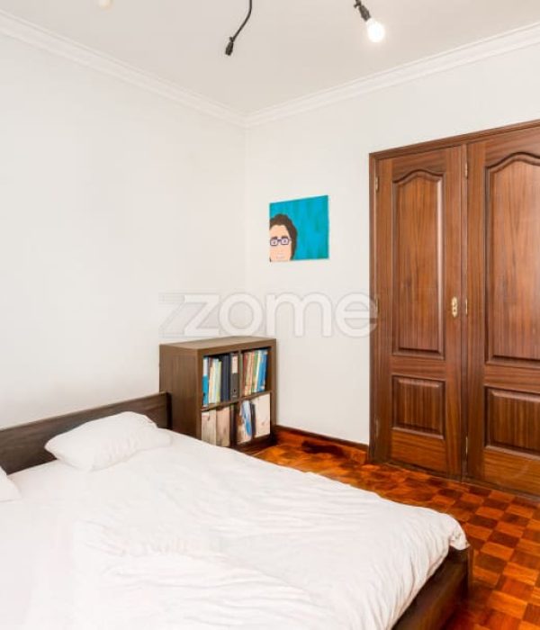 Moradia T4 isolada inserida num lote de 411 m², Parede - Murtal (18)