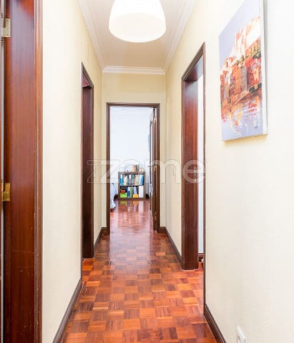 Moradia T4 isolada inserida num lote de 411 m², Parede - Murtal (19)