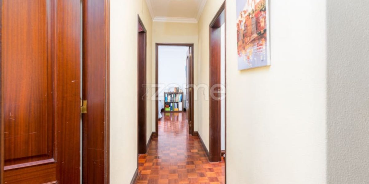 Moradia T4 isolada inserida num lote de 411 m², Parede - Murtal (19)