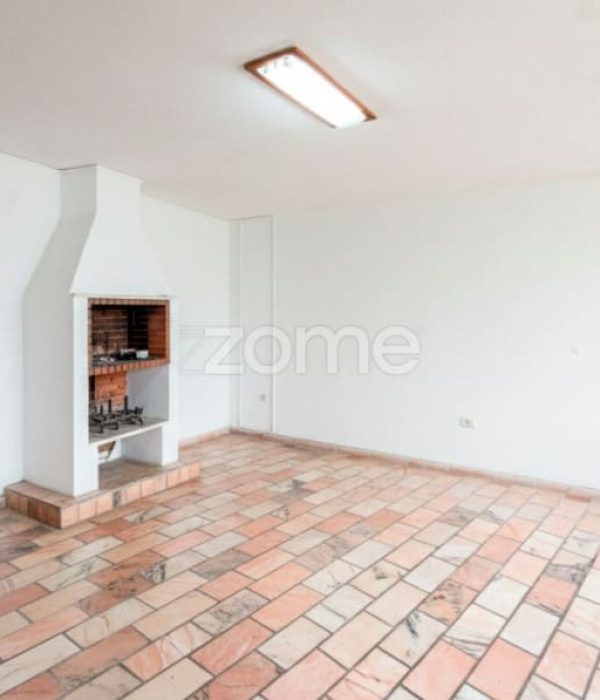 Moradia T4 isolada inserida num lote de 411 m², Parede - Murtal (2)