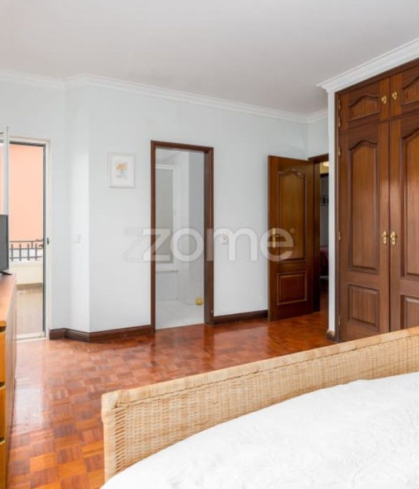 Moradia T4 isolada inserida num lote de 411 m², Parede - Murtal (22)