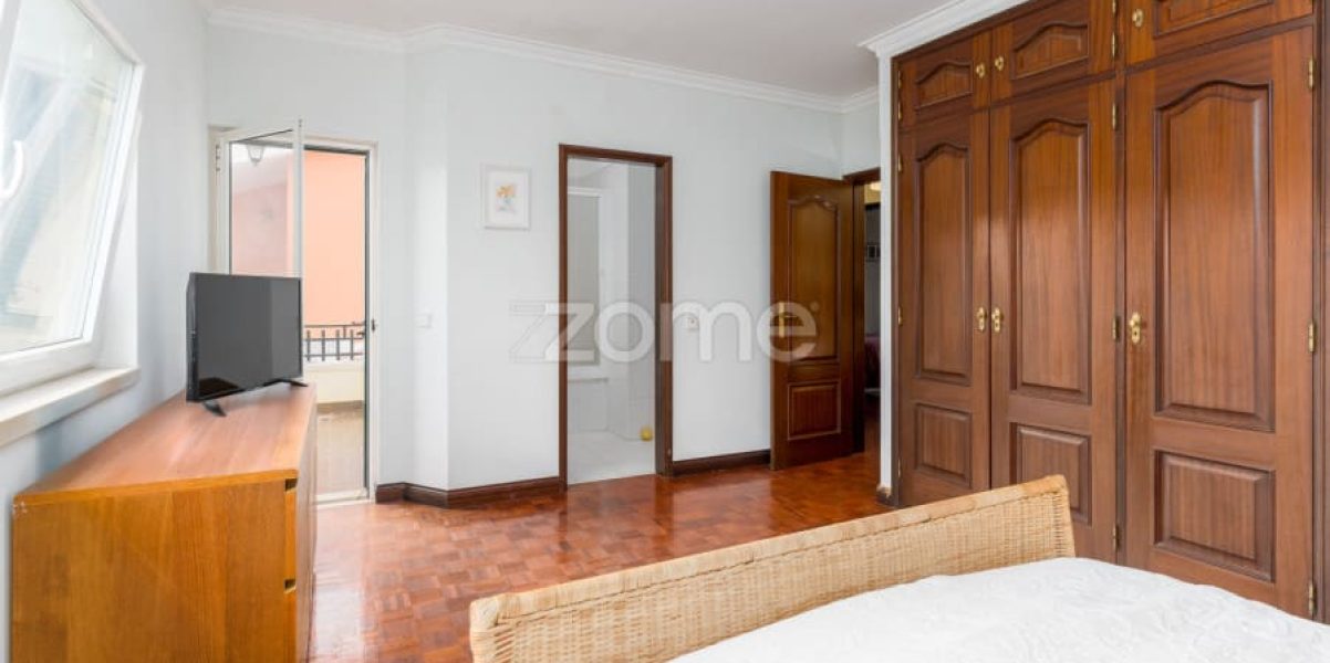 Moradia T4 isolada inserida num lote de 411 m², Parede - Murtal (22)