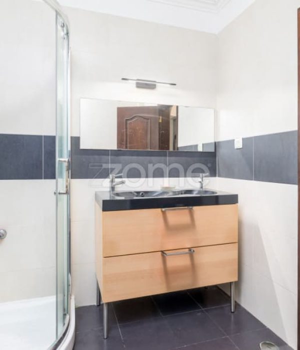 Moradia T4 isolada inserida num lote de 411 m², Parede - Murtal (24)
