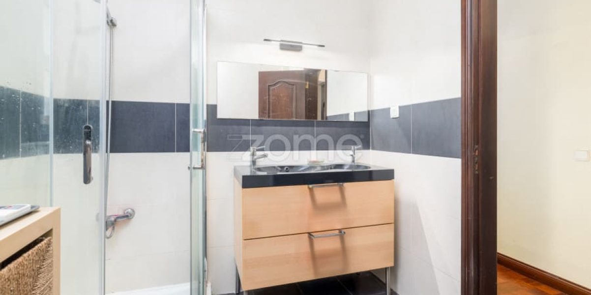 Moradia T4 isolada inserida num lote de 411 m², Parede - Murtal (24)