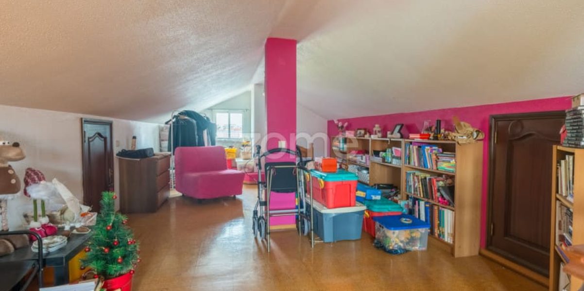 Moradia T4 isolada inserida num lote de 411 m², Parede - Murtal (27)