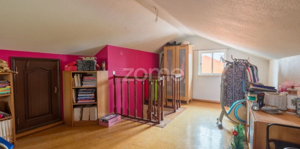 Moradia T4 isolada inserida num lote de 411 m², Parede - Murtal (29)