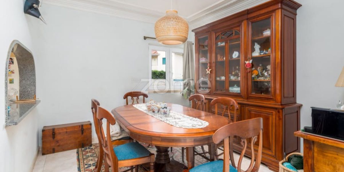 Moradia T4 isolada inserida num lote de 411 m², Parede - Murtal (33)