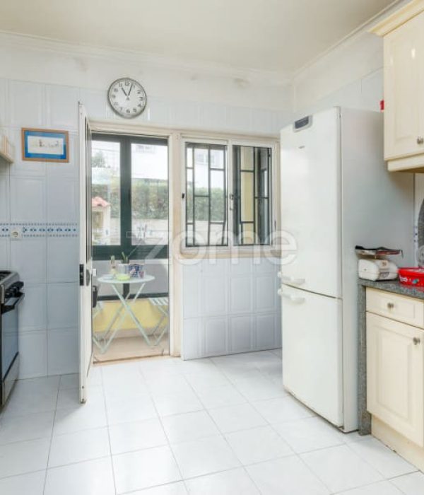 Moradia T4 isolada inserida num lote de 411 m², Parede - Murtal (34)