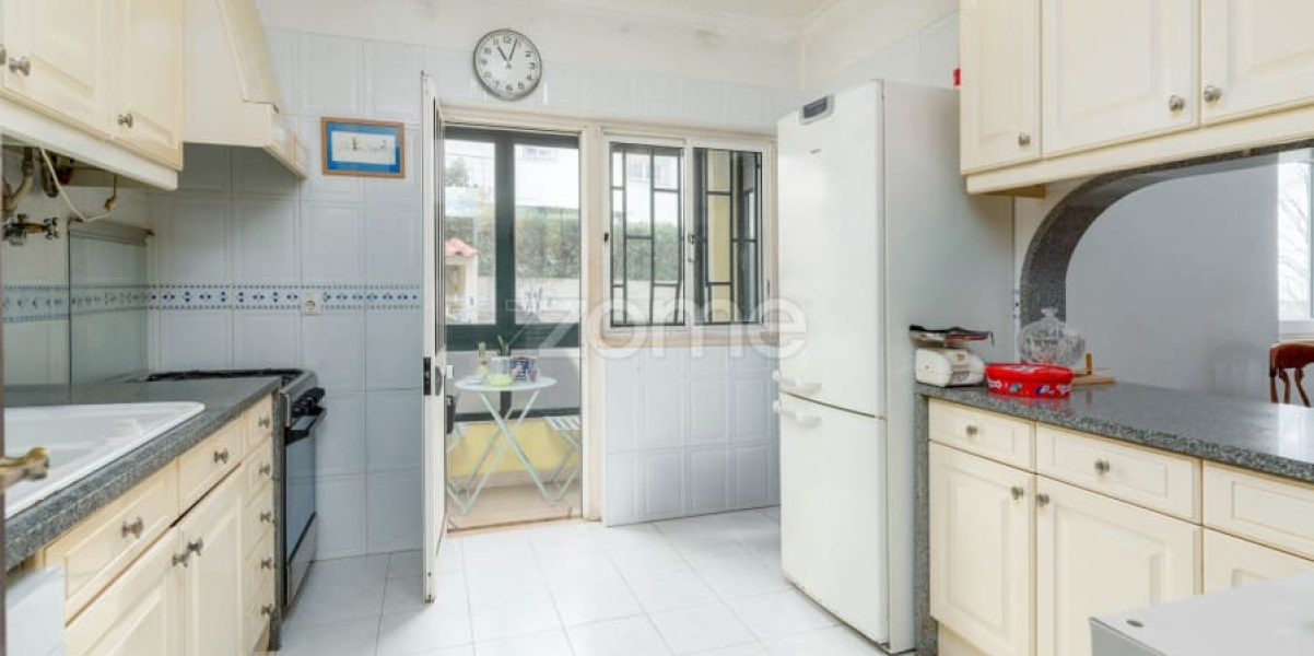 Moradia T4 isolada inserida num lote de 411 m², Parede - Murtal (34)