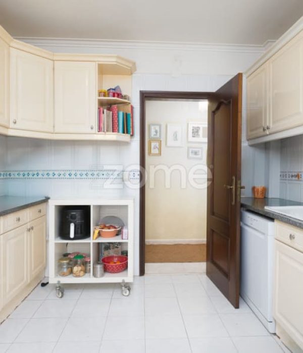 Moradia T4 isolada inserida num lote de 411 m², Parede - Murtal (35)