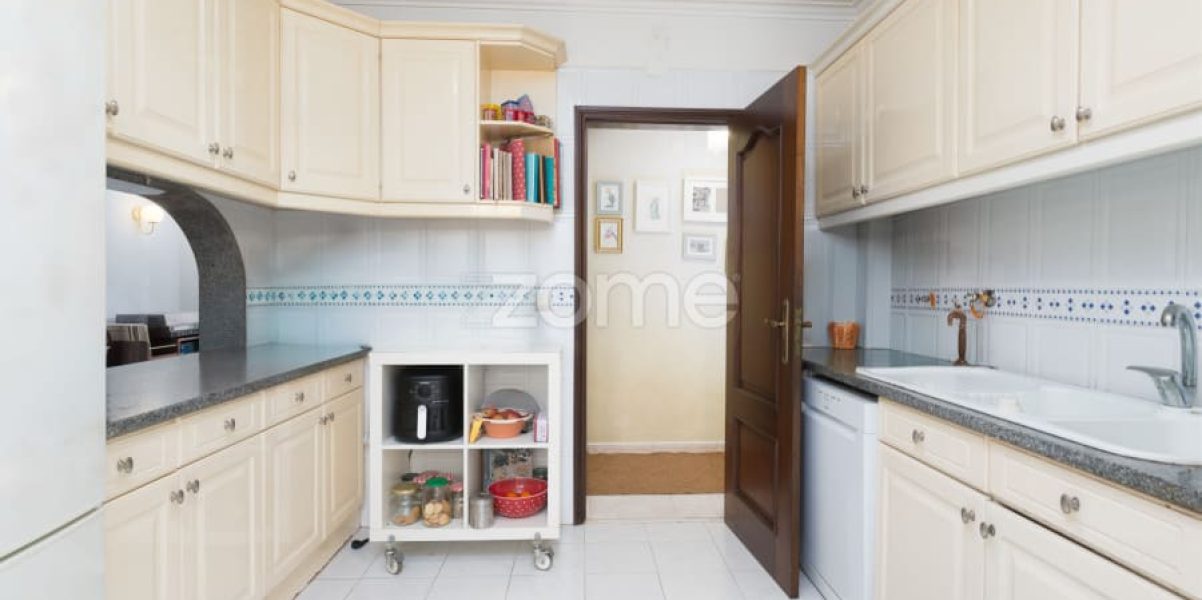 Moradia T4 isolada inserida num lote de 411 m², Parede - Murtal (35)