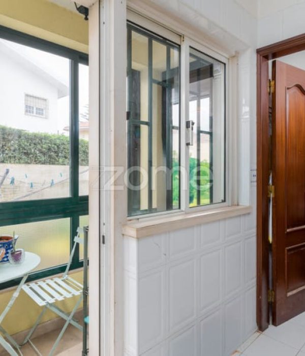 Moradia T4 isolada inserida num lote de 411 m², Parede - Murtal (36)
