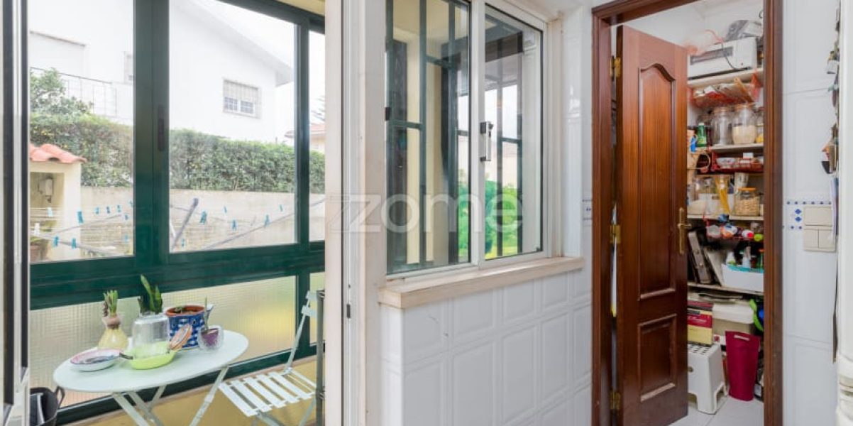 Moradia T4 isolada inserida num lote de 411 m², Parede - Murtal (36)