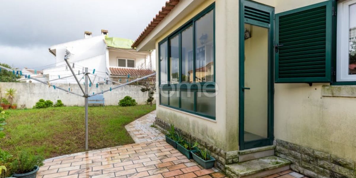Moradia T4 isolada inserida num lote de 411 m², Parede - Murtal (4)