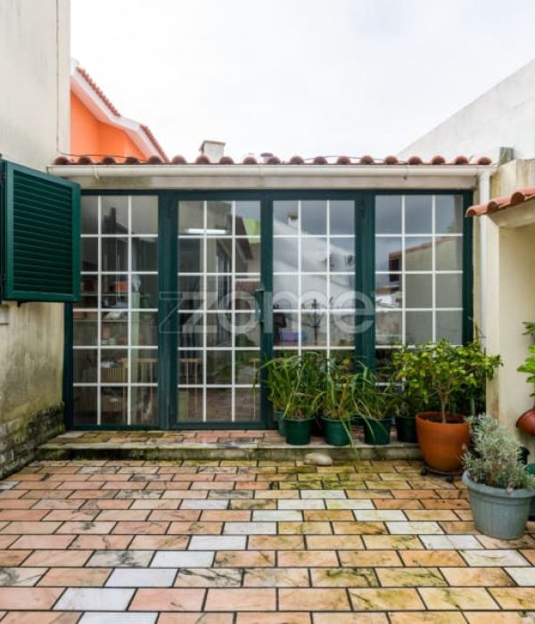 Moradia T4 isolada inserida num lote de 411 m², Parede - Murtal (5)