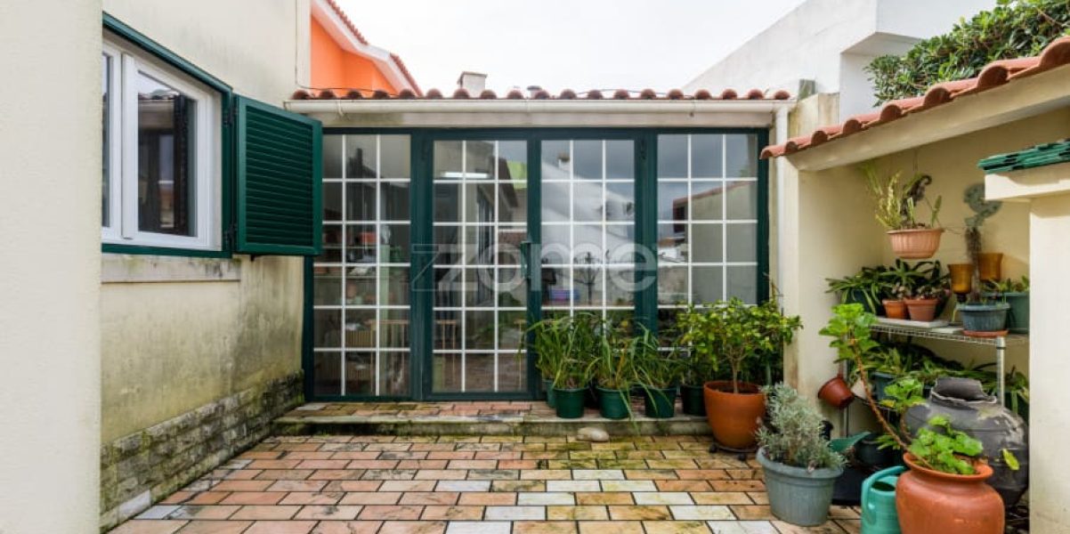 Moradia T4 isolada inserida num lote de 411 m², Parede - Murtal (5)