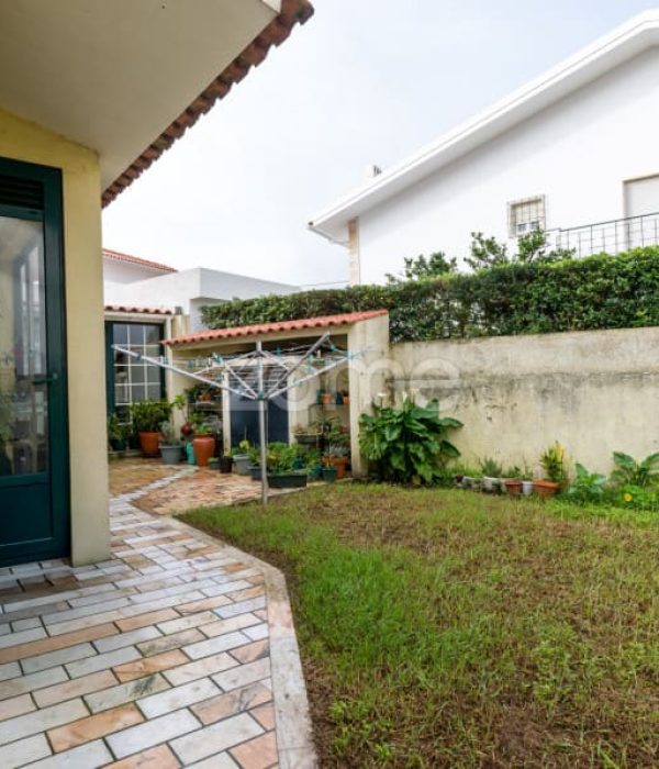 Moradia T4 isolada inserida num lote de 411 m², Parede - Murtal (6)